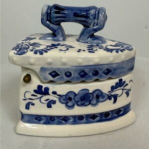 Vintage Delft style Blue and White Ceramic Decorative Iron trinket box